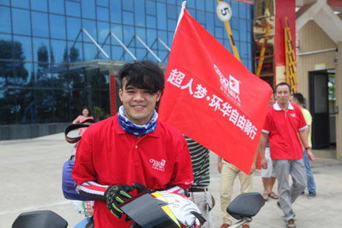 中國最年輕摩托車手環(huán)華騎行在超人廚衛(wèi)發(fā)車