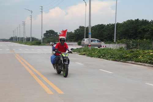 中國最年輕摩托車手環(huán)華騎行在超人廚衛(wèi)發(fā)車