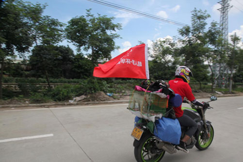 中國最年輕摩托車手環(huán)華騎行在超人廚衛(wèi)發(fā)車