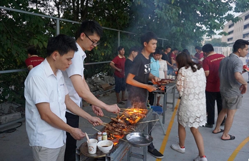 品牌日記|富軒門窗度員工生日會(huì)與燒烤激情相約